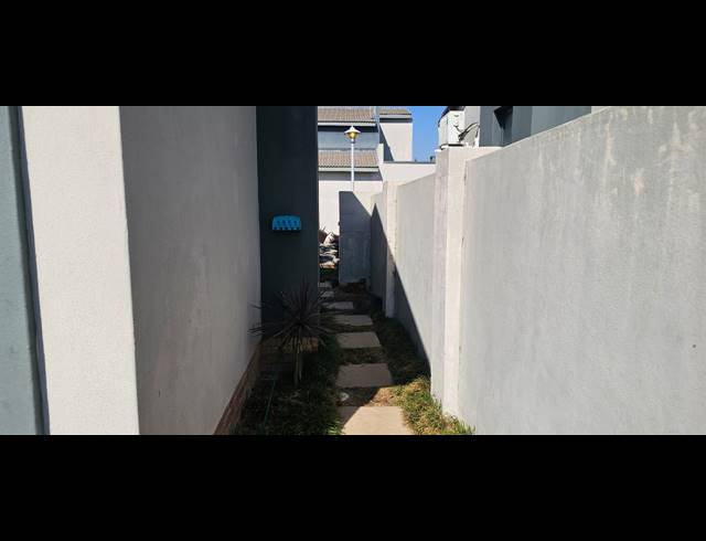 3 BEDROOM TOWNHOUSE FOR SALE IN WATERKLOOF AH